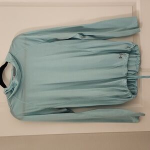 Lightweight long sleeve pull over